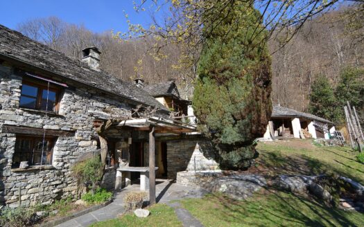 VALLE VERZASCA / TI – ANWESEN / RUSTICO „SEDICC PEDRO” MIT REBBERG, WALD UND SEESICHT